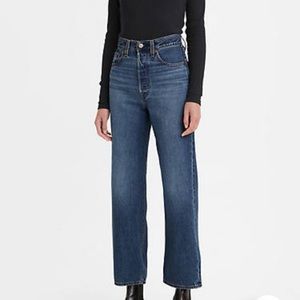 Levi’s Ribcage Straight Ankle Jeans in Noe Fog